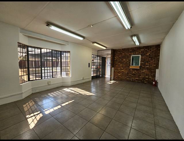 558M² WAREHOUSE TO LET IN JET PARK